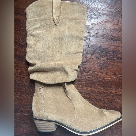 Knee high boots with heels! - Picture 2 of 13